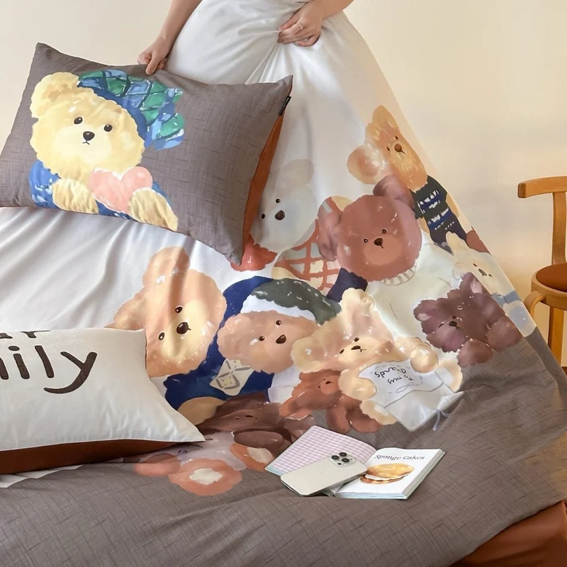 Mehrteiliges Bettbezug- und Kissenbezug-Set aus Baumwoll‑Musselin mit illustrativem Teddybär‑Familienprint