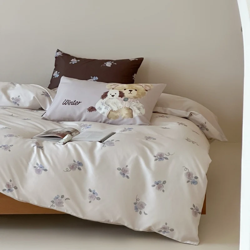Mehrteiliges Bettbezug- und Kissenbezug-Set aus Baumwoll‑Musselin mit illustrativem Teddybär‑Familienprint