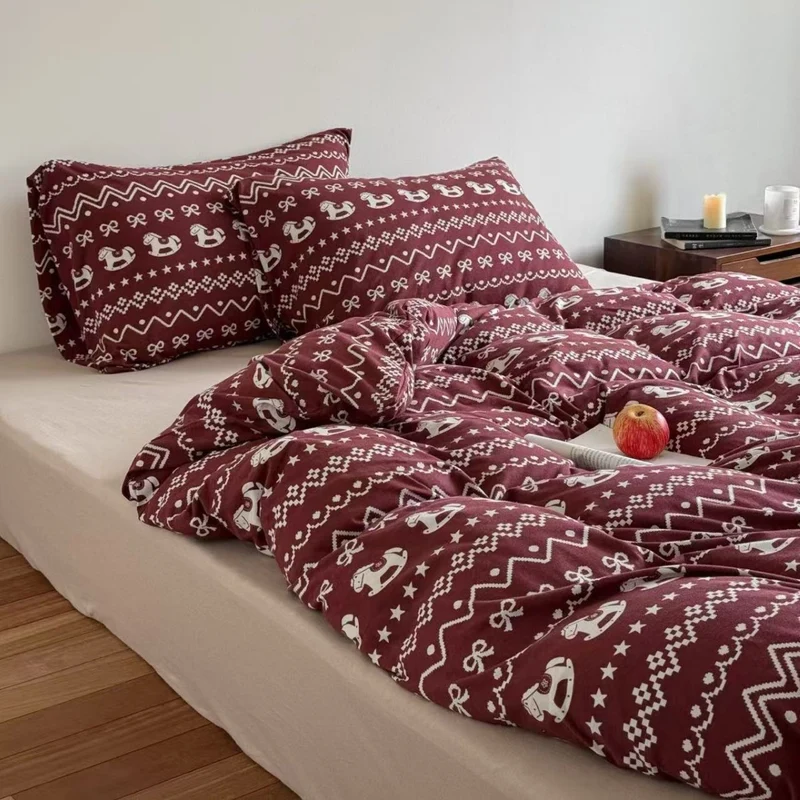 Flauschiges Baumwoll-Bettwäsche-Set mit nostalgischem Schaukelpferd-Muster