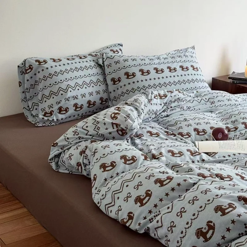 Flauschiges Baumwoll-Bettwäsche-Set mit nostalgischem Schaukelpferd-Muster
