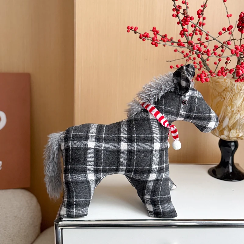 Dekoratives Kuschelpferd aus Teddy-Fleece als Deko- und Spielkissen