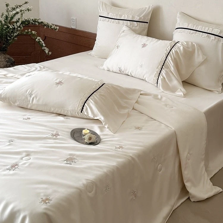 Exquisites Satin-Bettwäscheset mit floraler Stickerei, gerafften Kissenblenden und kontrastierender Paspel