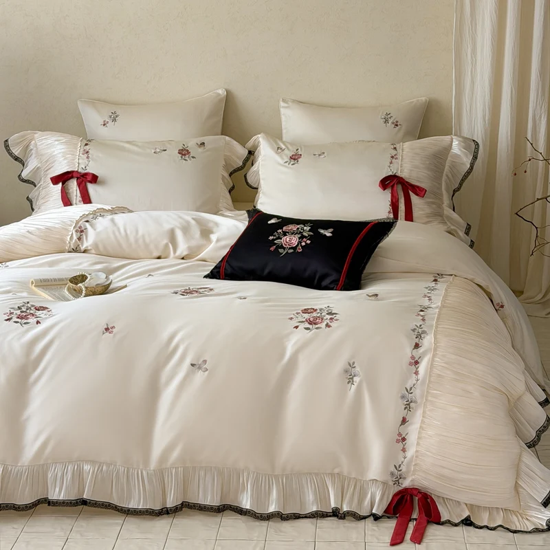 Exquisites Baumwollsatin-Bettwäsche-Set mit floraler Stickerei, Plisseevolant und Zierschleifen