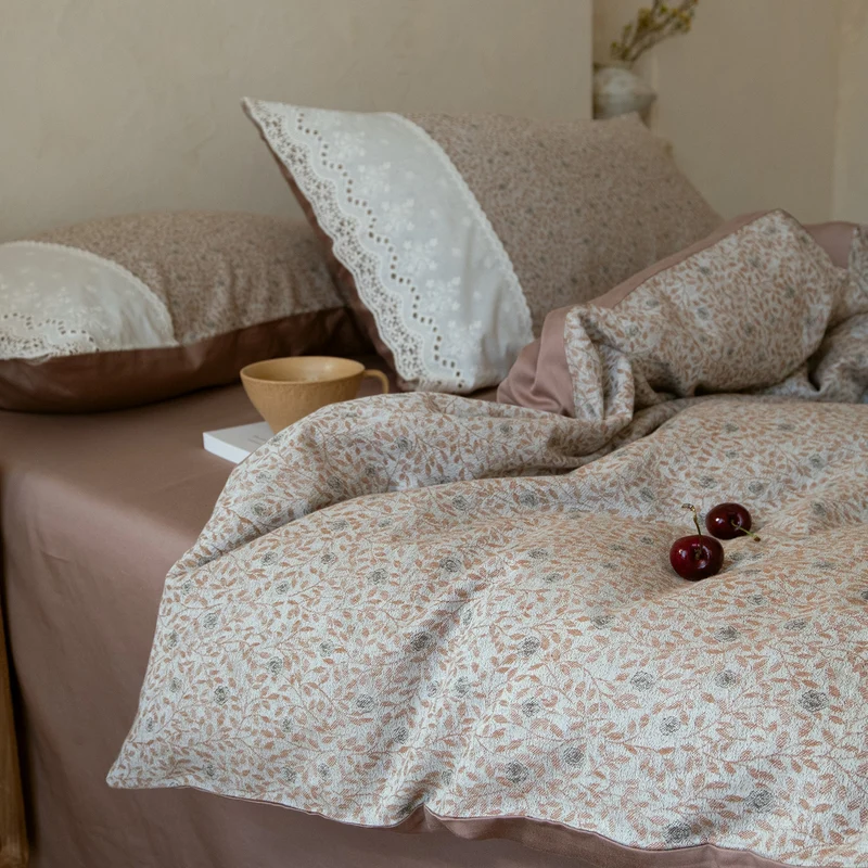 Elegantes Bettwäsche-Set aus Baumwollsatin mit zarter Blumen-Jacquardstruktur und Lochstickerei-Detail