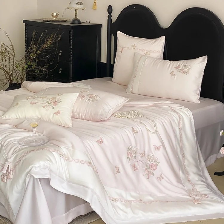 Elegante Satin-Bettwäsche-Garnitur mit Rosen- und Schmetterlingsstickerei