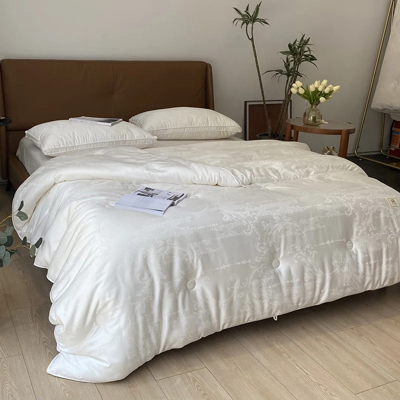 Extraleichte Satin-Jacquard-Steppdecke mit dezenter Knopfsteppung