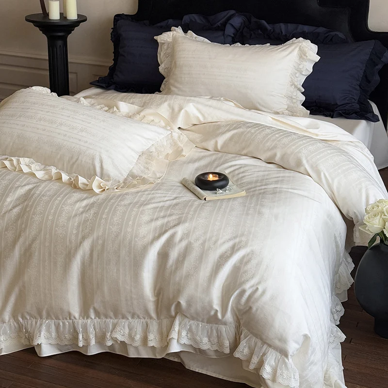 Elegantes Bettwäscheset mit Rüschenvolant, feiner Jacquardstruktur und Spitzenbesatz