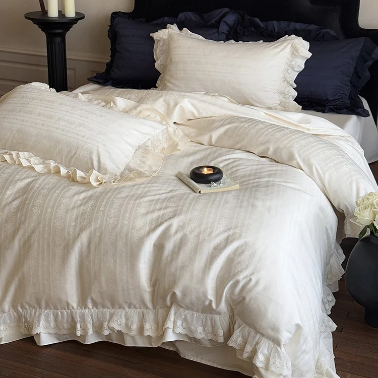 Elegantes Bettwäscheset mit Rüschenvolant, feiner Jacquardstruktur und Spitzenbesatz