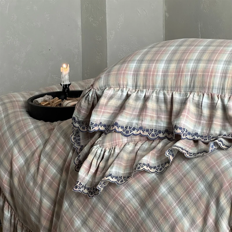 Bettwäsche-Set mit Karomuster, Rüschen und Spitzenbesatz