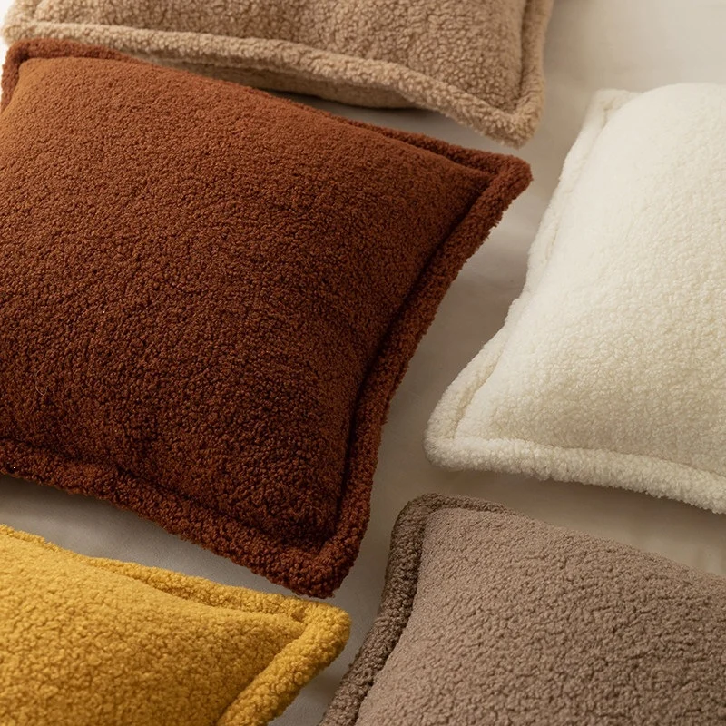 Dekoratives Teddy‑Fleece‑Kissen mit wattierter Füllung und Kedernaht