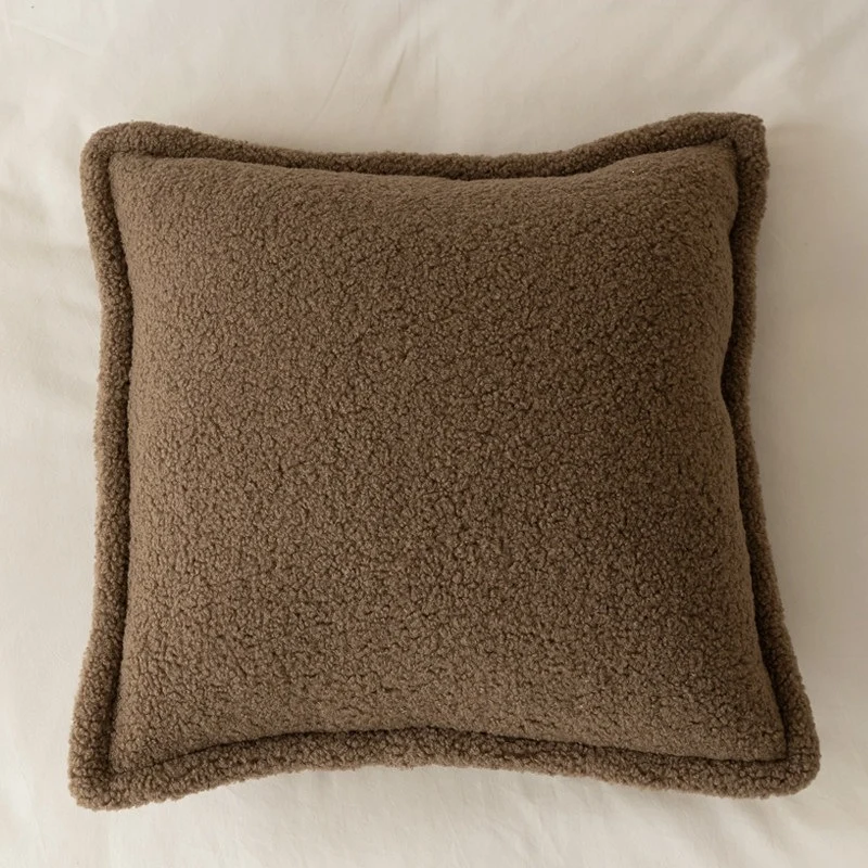 Dekoratives Teddy‑Fleece‑Kissen mit wattierter Füllung und Kedernaht