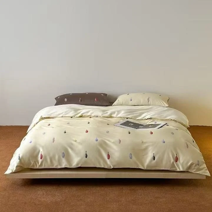 Bettwäsche-Set aus Baumwollsatin mit doppelseitigem Streifen-Design