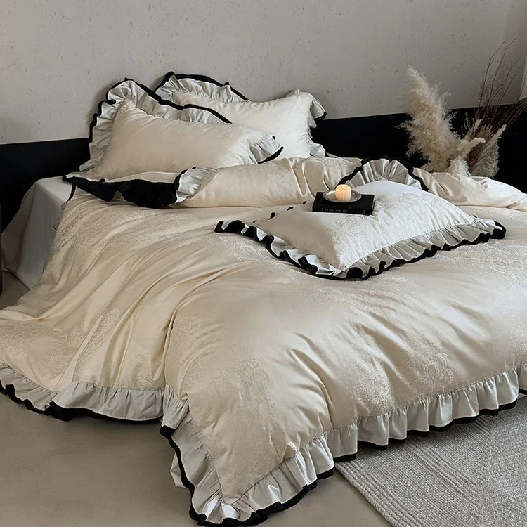 Romantisches Bettwäsche-Set mit Rüschenbordüre und feiner Jacquard-Stickerei