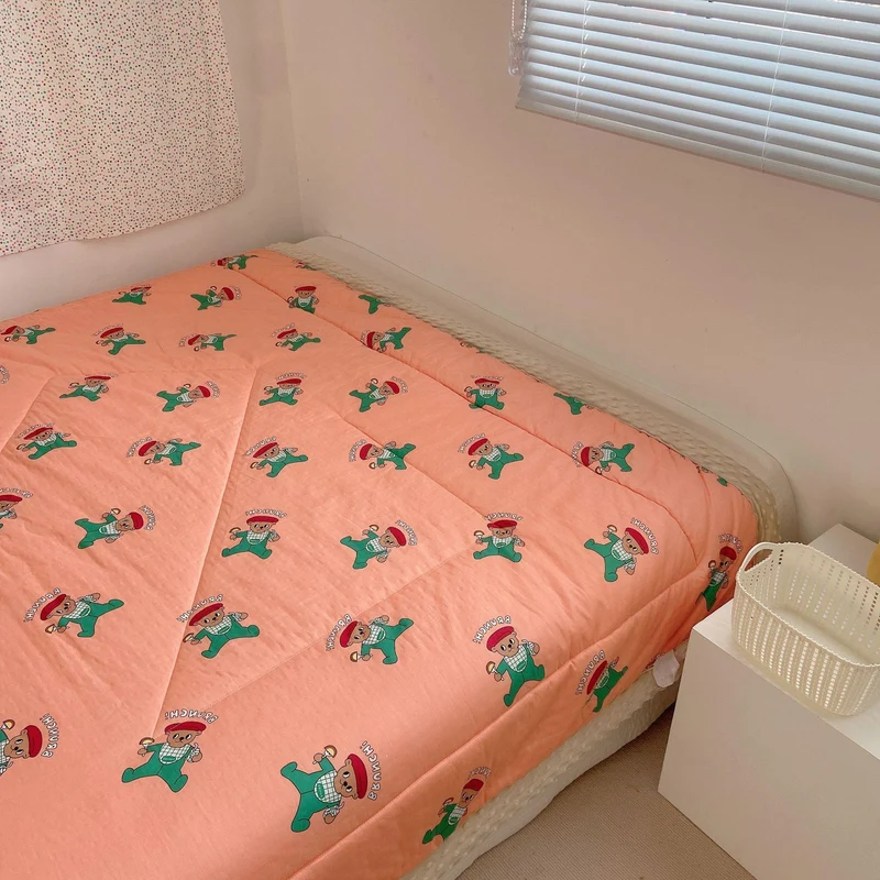 Kuschelige Baby-Steppdecke mit Minky-Fleecekante und niedlichem Hasen-Print