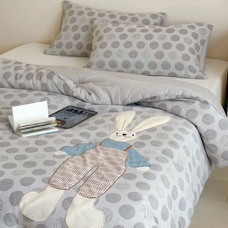 Kinder-Steppbett-Garnitur mit appliziertem Hunde-Motiv und Tupfenmuster