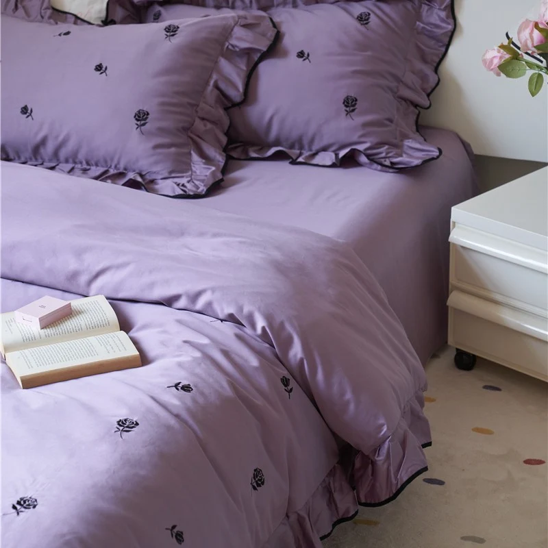 Bettgarnitur mit bestickten Rosen, Volant-Details und extra weichem Baumwollsatin