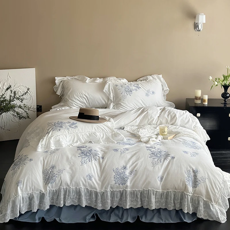 Besticktes Bettwäscheset im Landhausstil mit Rüschenvolant und Lochspitze