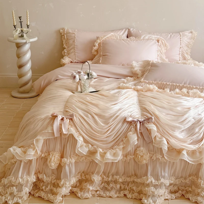 Romantische Bettwäschegarnitur mit gerafftem Chiffon-Volant und Zierkissen