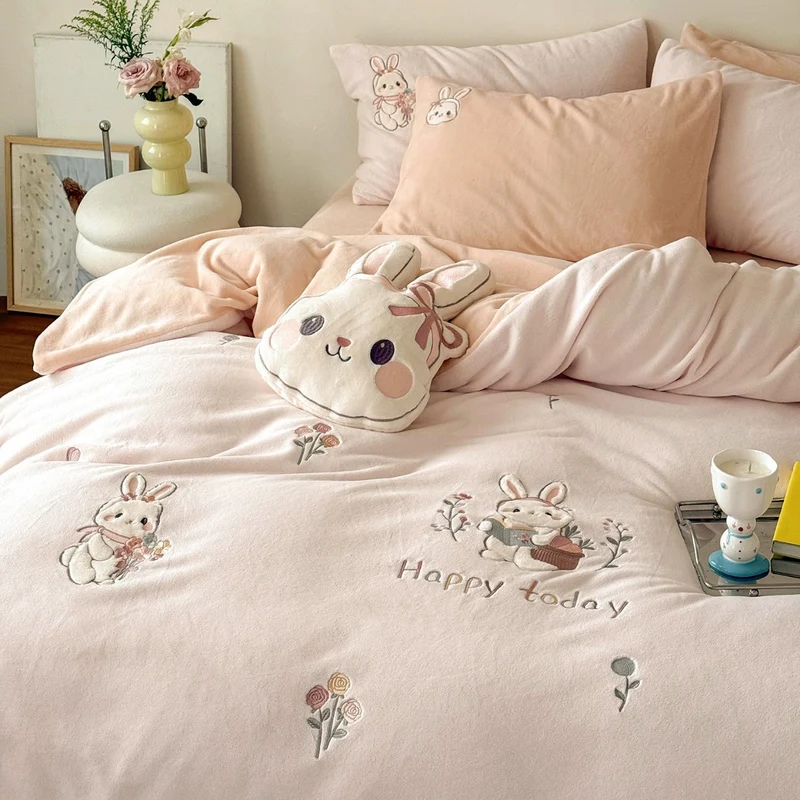 Niedliches Kinder-Bettwäscheset aus weichem Baumwoll-Frottee mit bestickten Katzen‑Applikationen und Kuschelplüschkissen