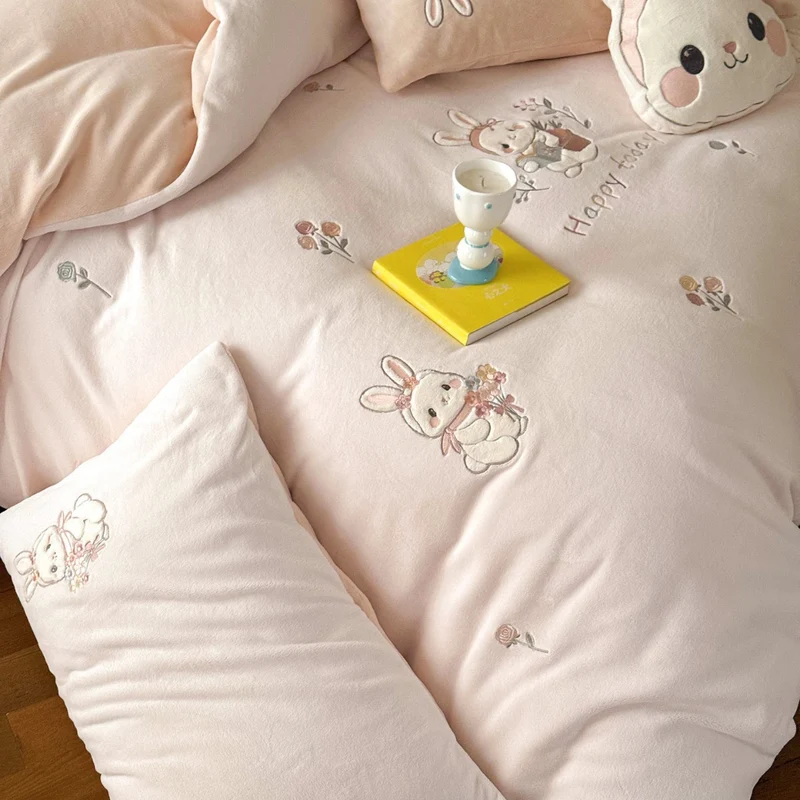 Niedliches Kinder-Bettwäscheset aus weichem Baumwoll-Frottee mit bestickten Katzen‑Applikationen und Kuschelplüschkissen