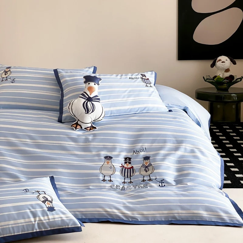 Maritimes Baumwollsatin-Bettwäscheset mit gestickten Möwenmotiven und feinem Streifenmuster