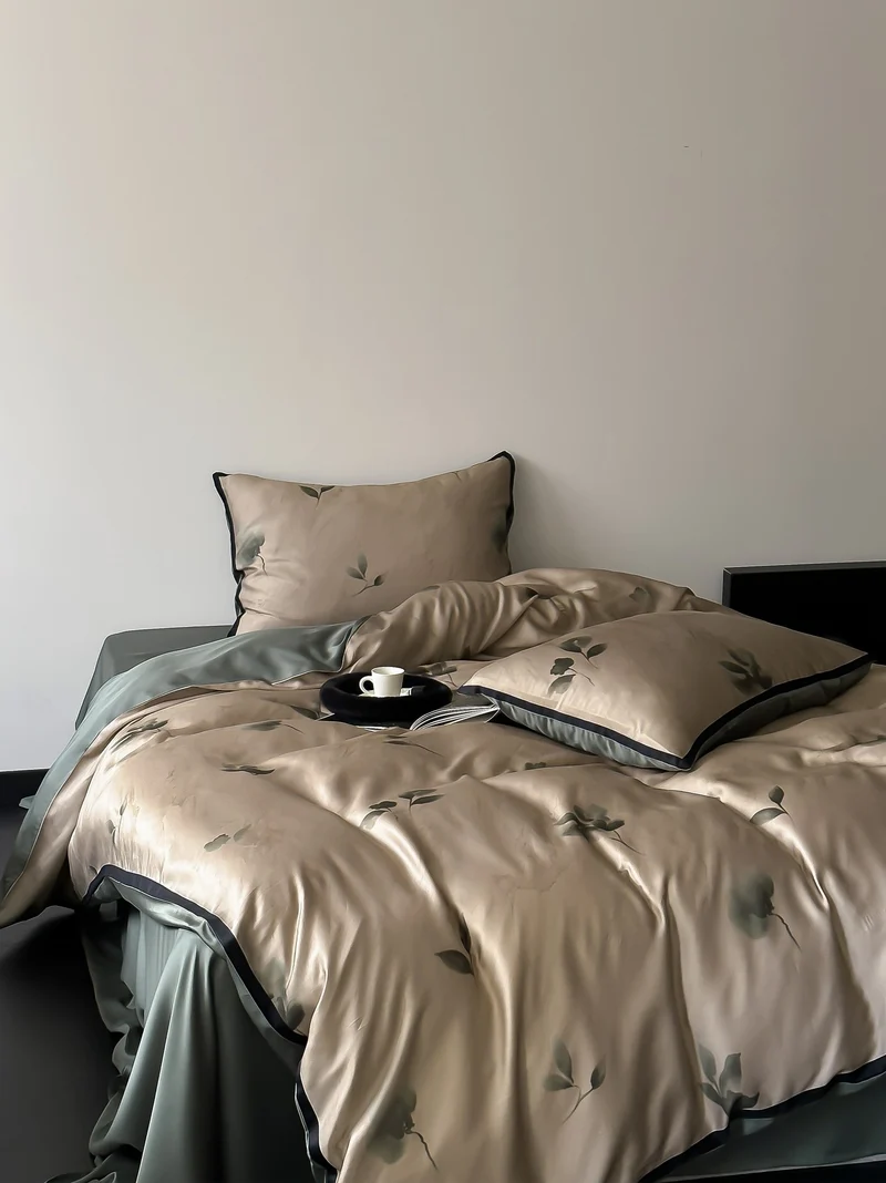 Luxus-Satin-Bettwäsche-Set mit floralem Druck und eleganten Kissenbezügen