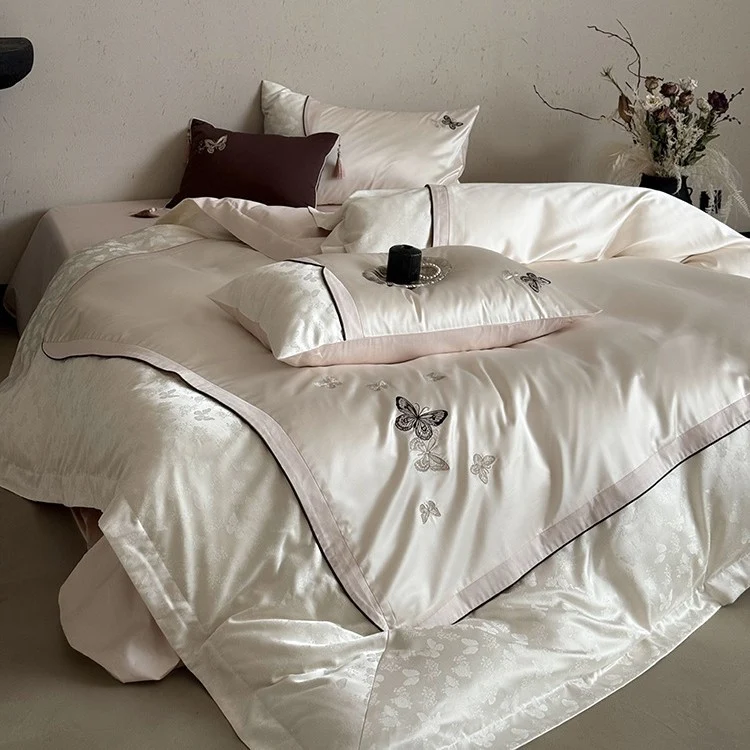 Luxuriöses Satin-Bettwäscheset mit bestickten Schmetterlingen, Zierkissen und Quasten