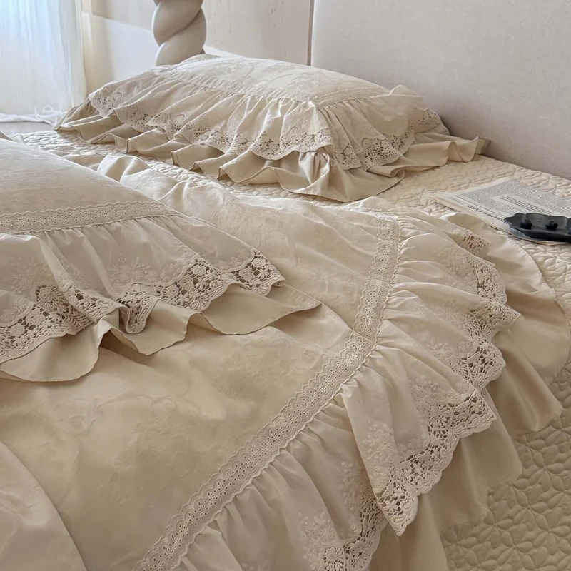 Luxuriöses Satin-Bettwäsche-Set mit Spitzenrüschen und Jacquardstruktur