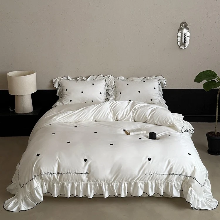 Luxuriöses Baumwollsatin-Bettwäsche-Set mit Rüschenvolant, gestickten Herzmotiven und kalligrafischem Schriftzug