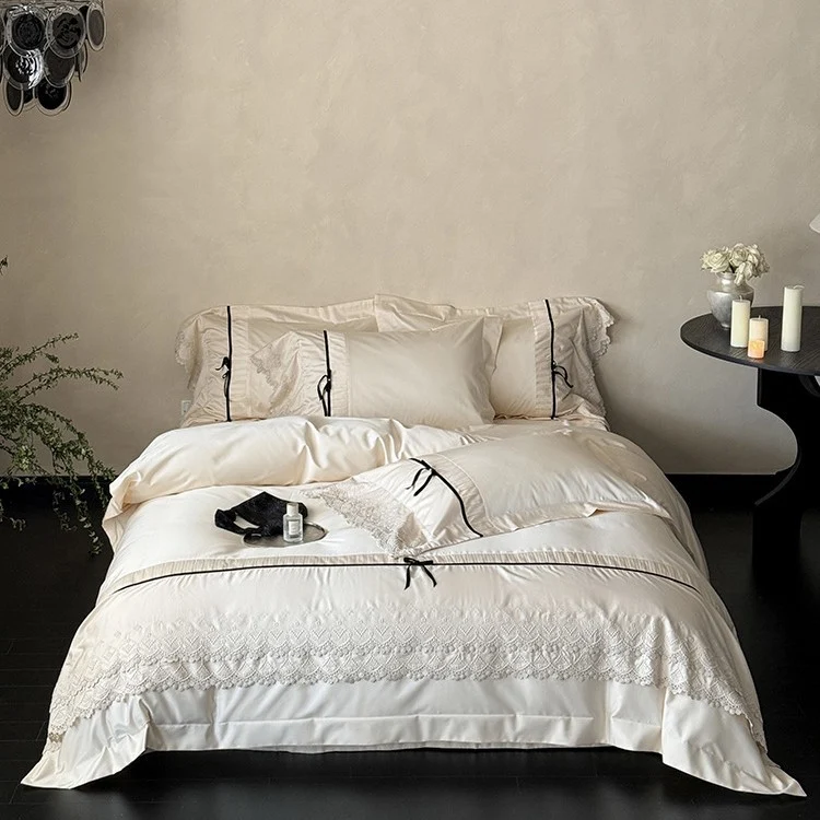 Feines Baumwollsatin-Bettwäsche-Set mit Spitzenvolant, kontrastierenden Zierbändern und Hotelverschluss