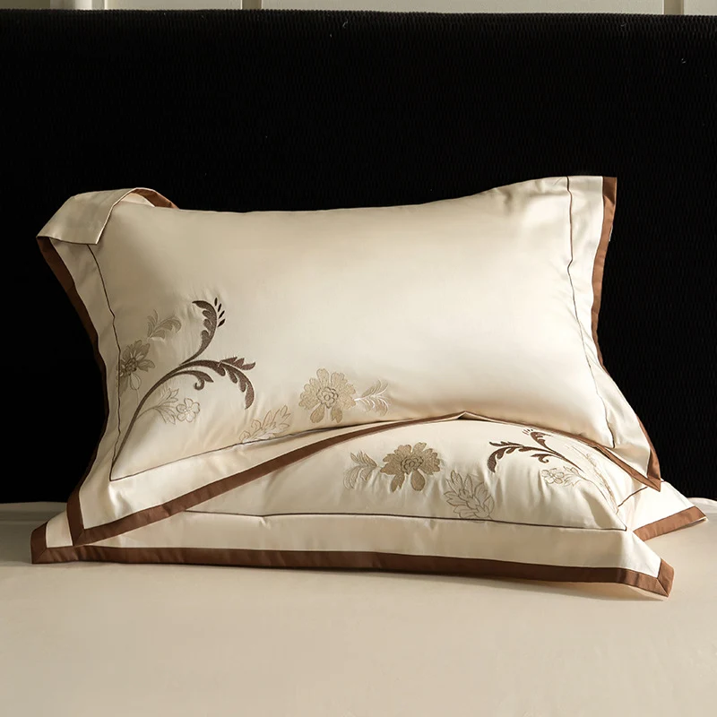 Luxuriöses besticktes Satin-Bettwäsche-Set mit floralem Eckmotiv und Kontrastpaspel