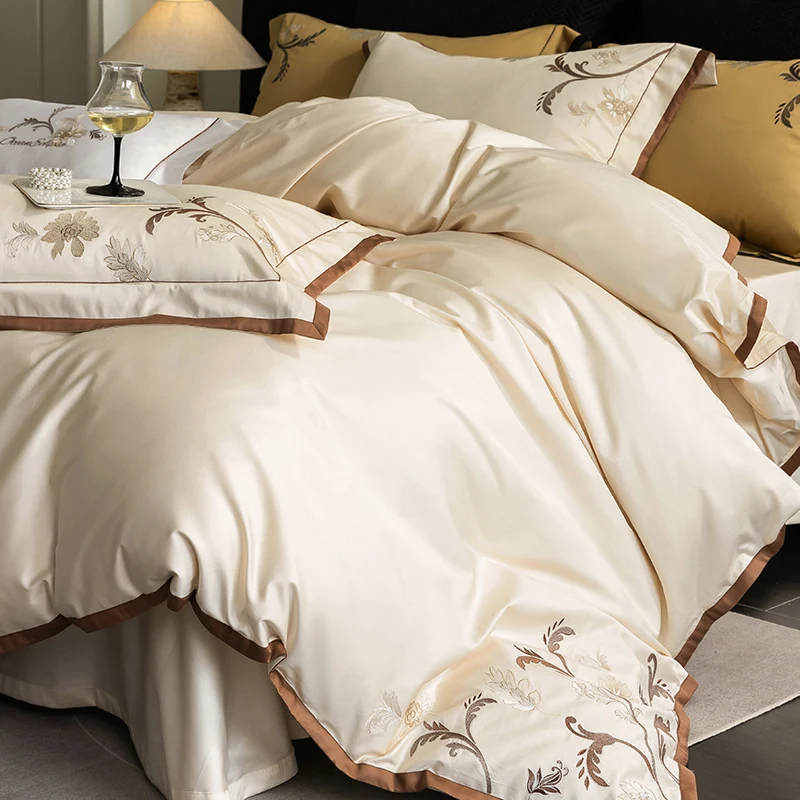 Luxuriöses besticktes Satin-Bettwäsche-Set mit floralem Eckmotiv und Kontrastpaspel