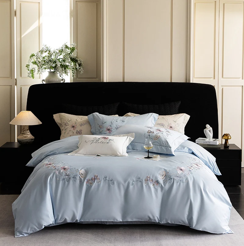 Luxuriöses besticktes Satin-Bettwäsche-Set mit floralem Eckmotiv und Kontrastpaspel