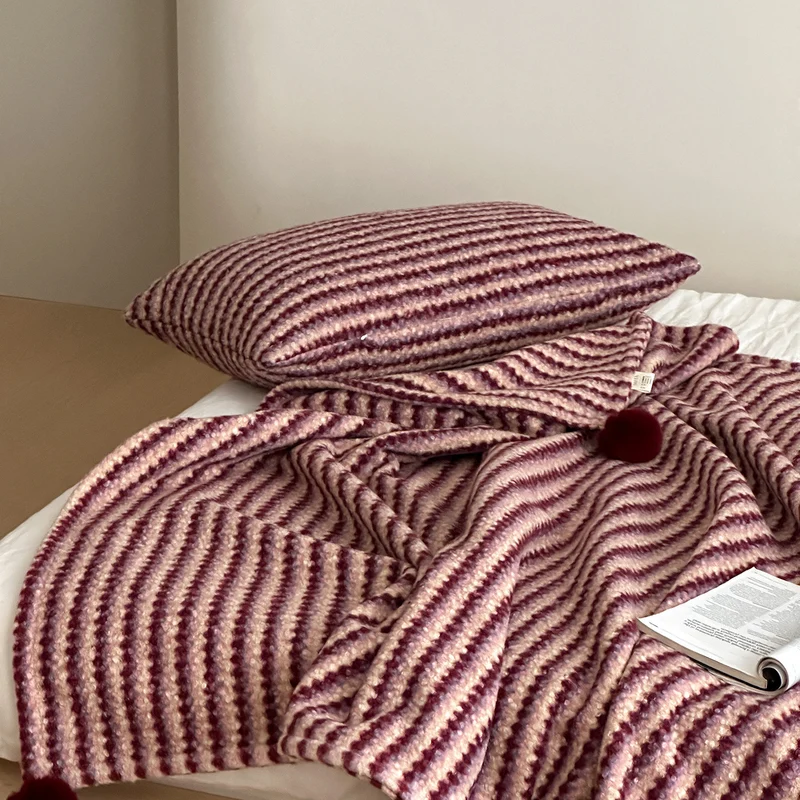 Oversized Gestreifter Mohairmix Schal mit Bommel