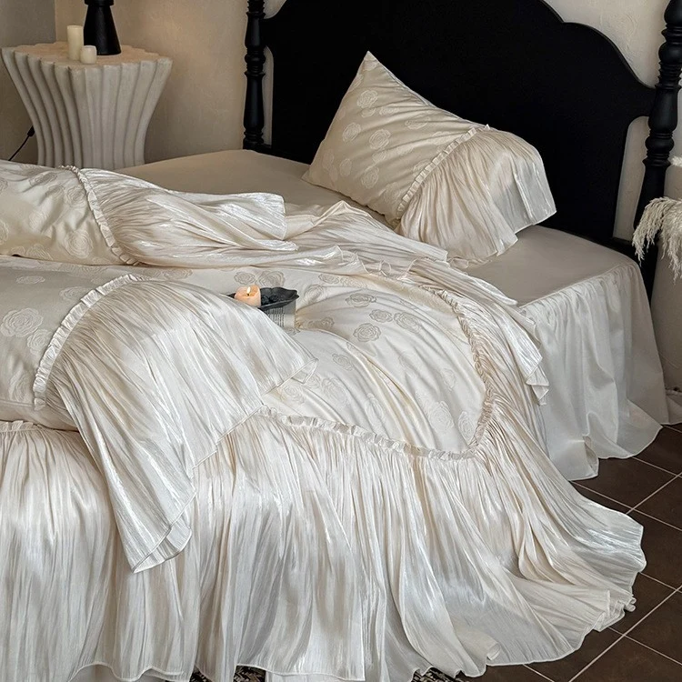 Elegantes Volant-Negligé aus Satin mit gestuften Lagen