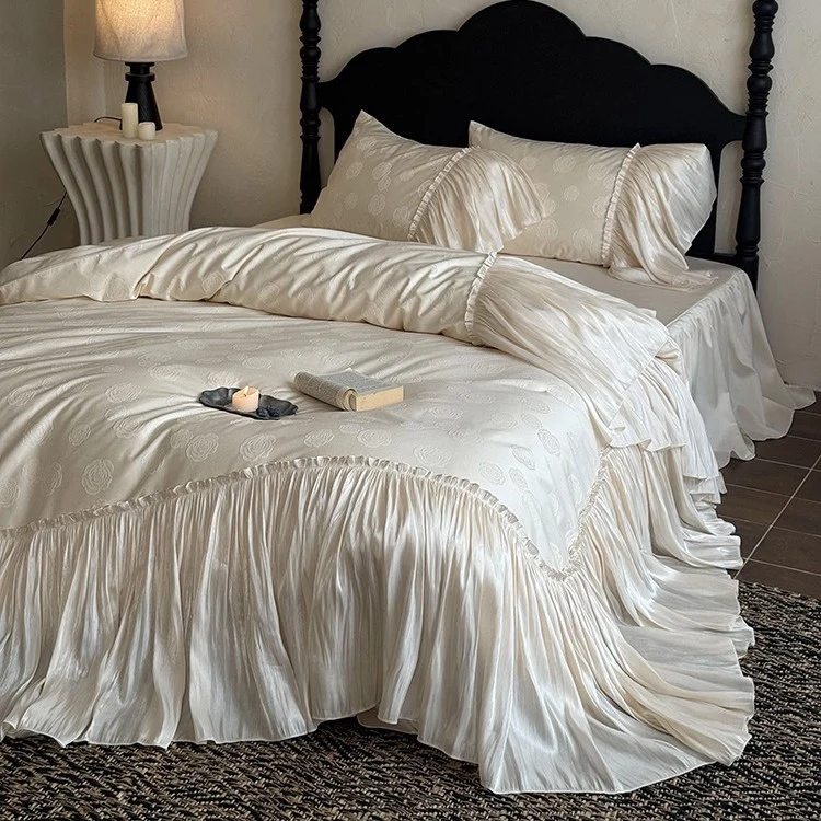 Elegantes Volant-Negligé aus Satin mit gestuften Lagen