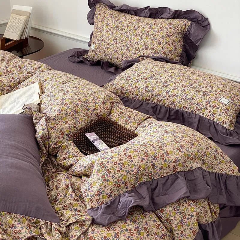 Baumwoll-Bettwäscheset mit zartem Blumenmuster und dekorativem Volant