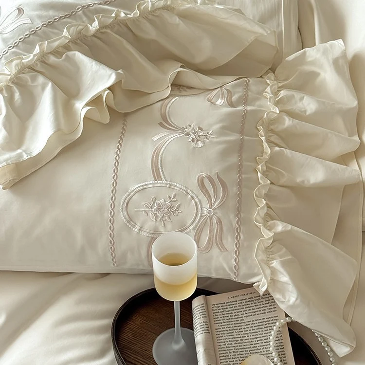 Luxuriöse Satin-Bettgarnitur mit Ornament-Stickerei und gerafftem Saum