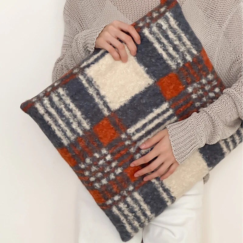 Oversize Sherpa-Clutch mit floraler Bouclé-Optik