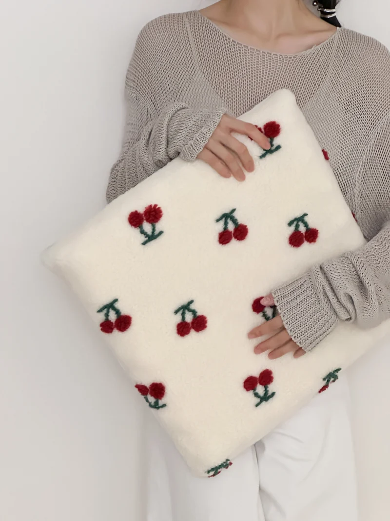 Oversize Sherpa-Clutch mit floraler Bouclé-Optik