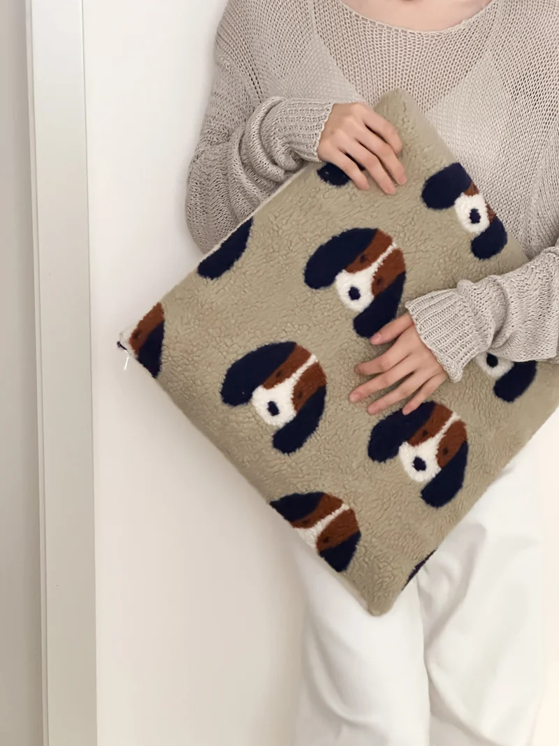 Oversize Sherpa-Clutch mit floraler Bouclé-Optik