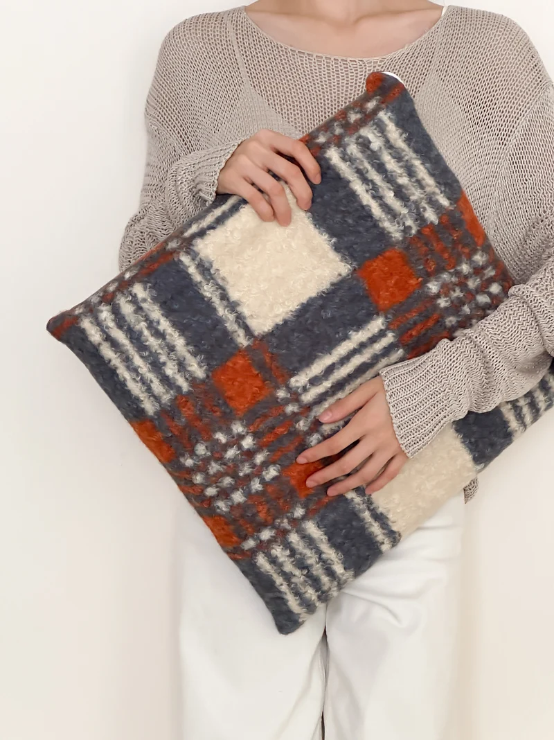 Oversize Sherpa-Clutch mit floraler Bouclé-Optik
