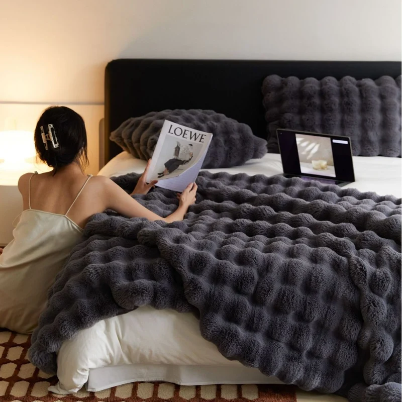 Kuschelige Kunstpelz-Wohndecke mit Wellenstruktur und extra weicher Haptik