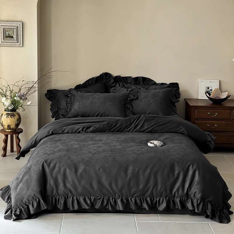 Bettwäsche-Garnitur mit Rüschensaum, eingewebtem Blumen-Jacquard und luxuriöser Baumwollsatin-Qualität