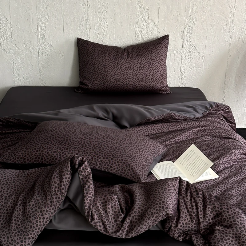 Wendbares Satin-Bettbezug-Set mit feinem Leopardenmuster und seidigem Griff