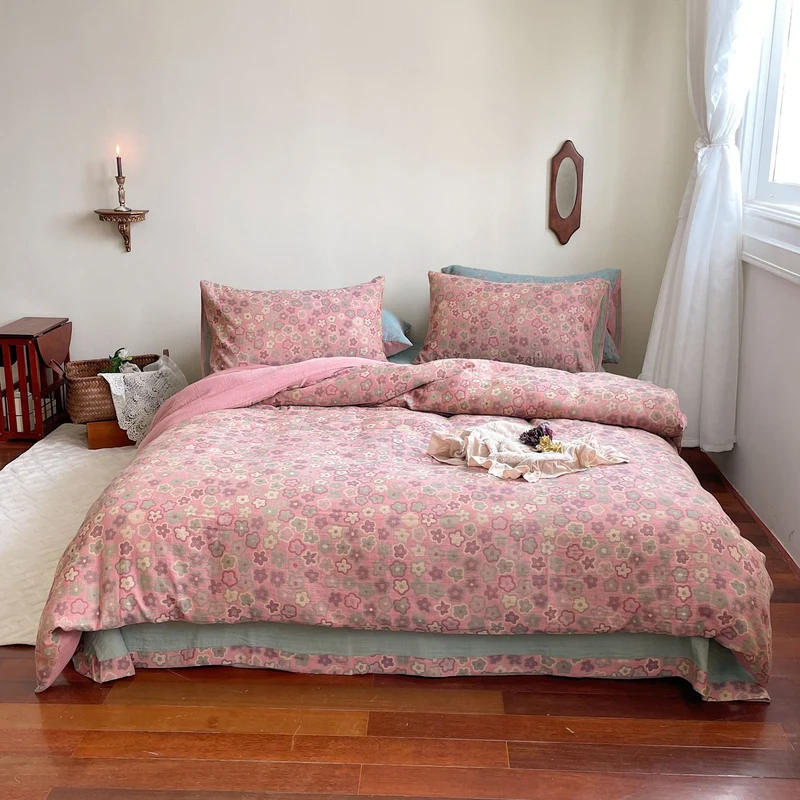 Wendbares Bettwäsche-Garnitur-Set aus Baumwoll-Leinen mit zartem Blumenprint und gesteppter Decke