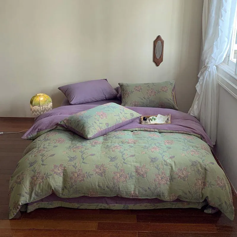 Wendbares Bettwäsche-Garnitur-Set aus Baumwoll-Leinen mit zartem Blumenprint und gesteppter Decke