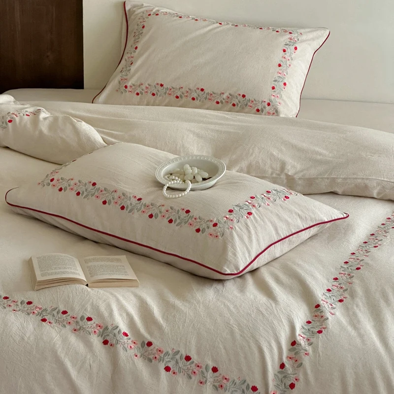 Hochwertiges Baumwoll-Leinen Bettwäsche-Set mit feiner Blumenstickerei und Paspelrand