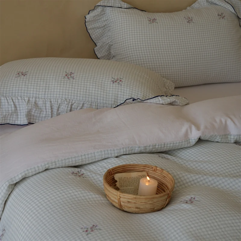 Gestepptes Bettwäscheset aus Baumwoll-Mix mit Vichykaro und feiner Blumenstickerei