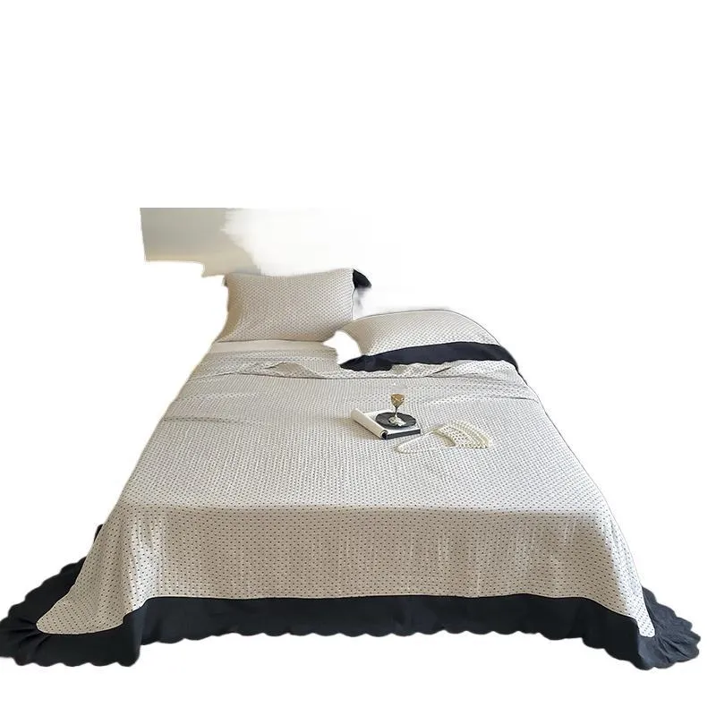 Gesteppter Tagesdecke- und Kissenbezug-Set mit Waffelstruktur und kontrastiertem Volant